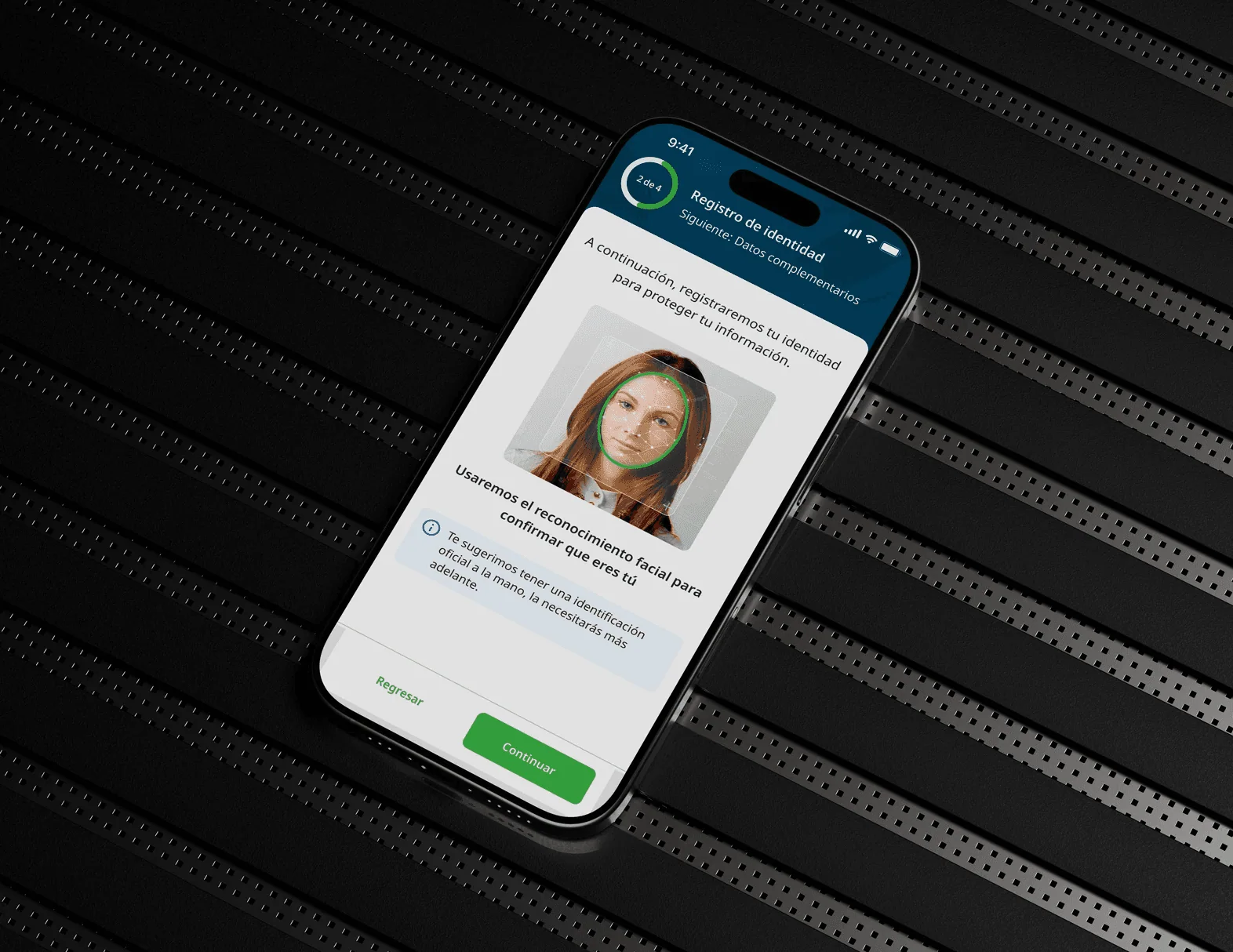 Pantalla móvil del paso de registro de identidad (paso 2 de 4). Explica que se usará reconocimiento facial para verificar la identidad, muestra una foto con detección de rostro y sugiere tener una identificación oficial a la mano. Incluye botones de "Regresar" y "Continuar".