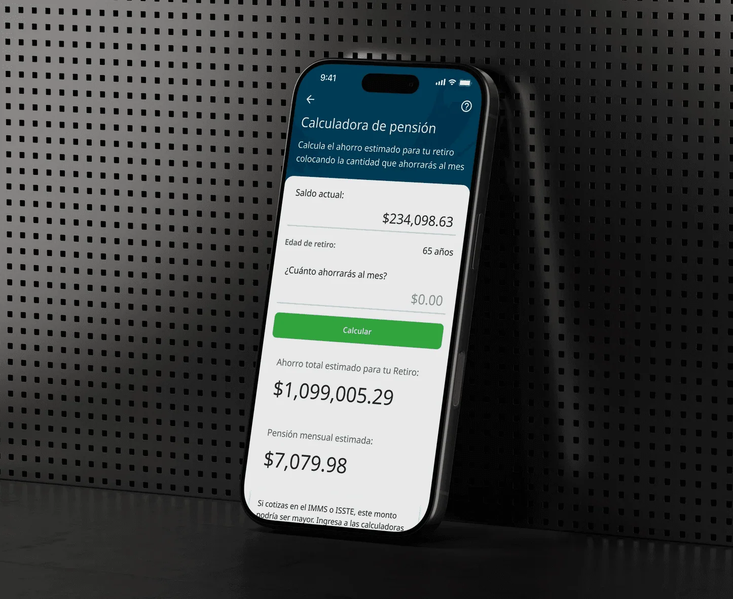 Pantalla móvil de la calculadora de pensión. Muestra el saldo actual ($234,098.63 MXN), la edad de retiro (65 años), un campo para ingresar el ahorro mensual y los resultados estimados: ahorro total al retiro de $1,099,005.29 MXN y pensión mensual estimada de $7,079.98 MXN.