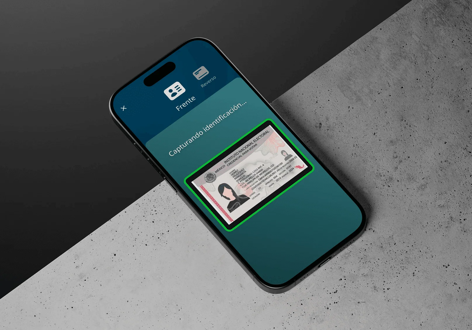 Pantalla móvil del paso de captura de identificación durante el onboarding. La cámara escanea el frente de una credencial del INE, resaltada con un marco verde de detección. Se muestran pestañas para capturar el frente y reverso del documento.