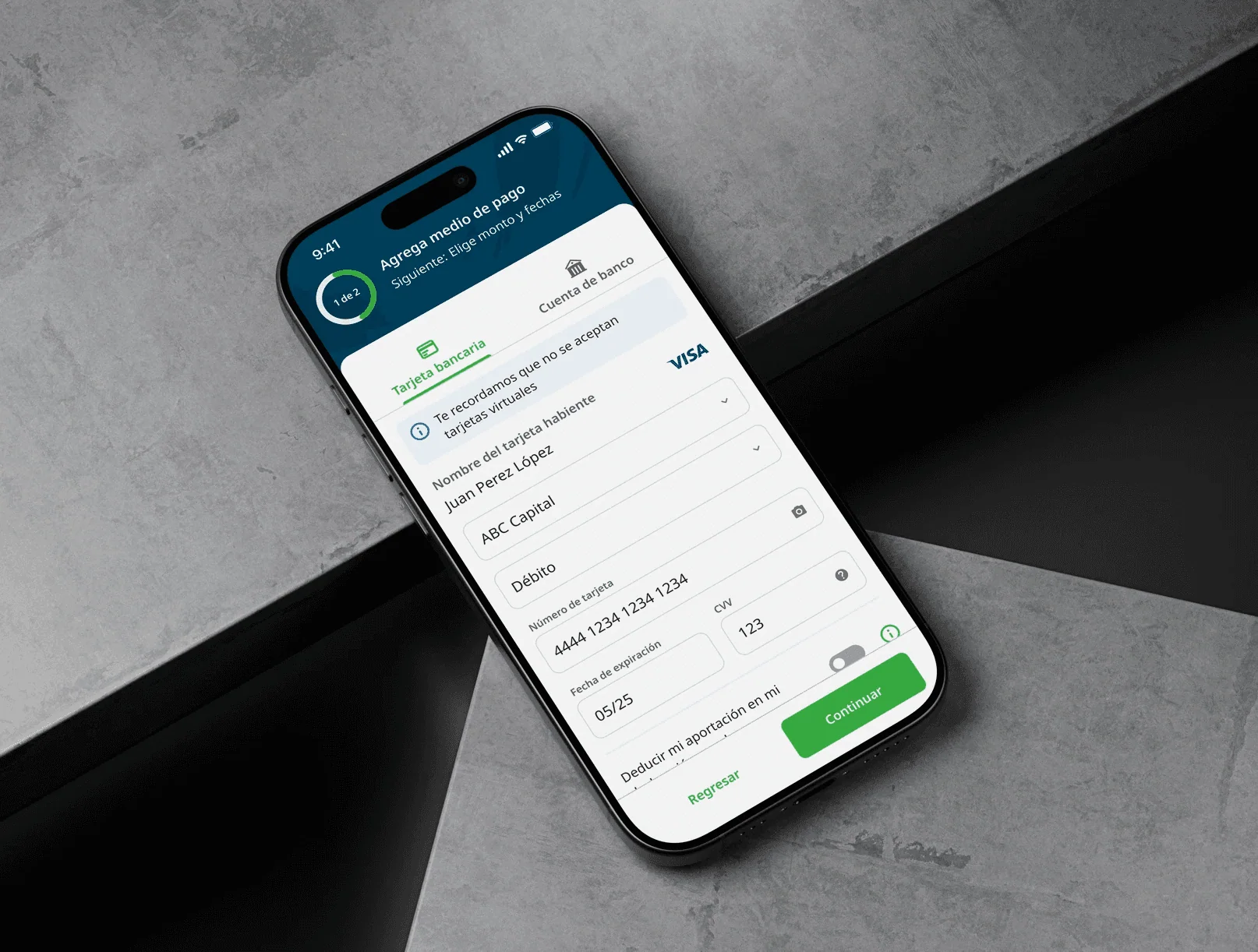 Pantalla móvil para agregar un medio de pago (paso 1 de 2). Muestra un formulario con campos para nombre del tarjetahabiente, banco, tipo de tarjeta (débito), número de tarjeta, CVV y fecha de expiración. Se ve el logo de Visa y un toggle para deducción fiscal. Incluye botones de "Continuar" y "Regresar".