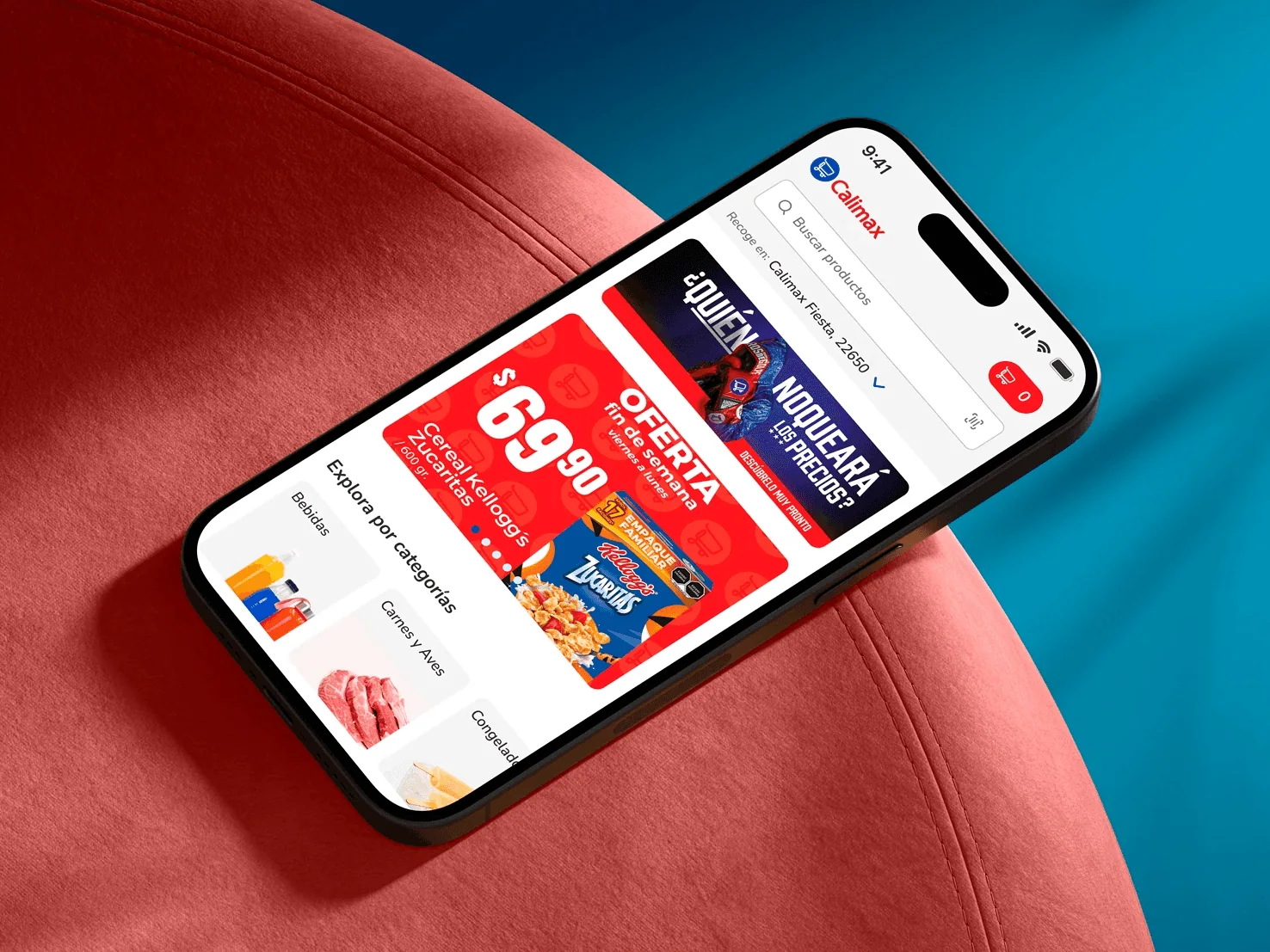 Página de inicio de la app de Calimax mostrada sobre un sillón rojo.